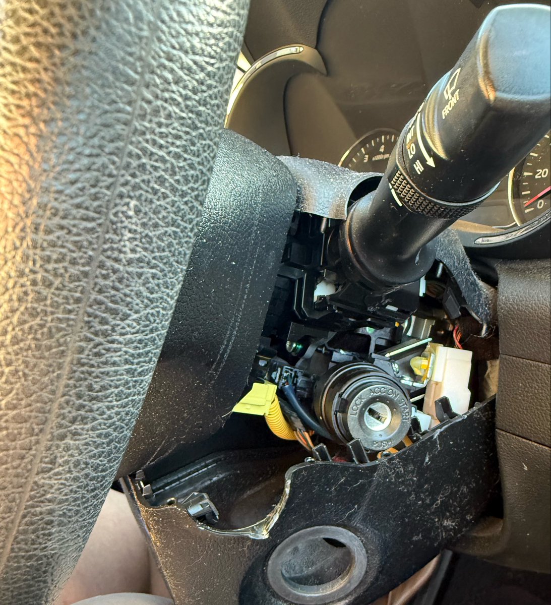 ayyyokayla's tweet photo. Started my week off by having my car get broken into and almost stolen.. love that for me https://t.co/6TXAh2gn8R