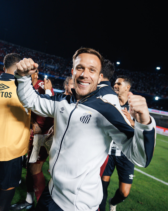 futtmais's tweet photo. ⚠️ O volante Arthur sofreu lesão grau 2 na posterior da coxa e deve desfalcar o Santos por cinco semanas.

A previsão é voltar para as quatro rodadas finais do Brasileirão.

🗞️ @lucas_musetti
📸 Raul Baretta/Santos FC https://t.co/qqubNocc5M