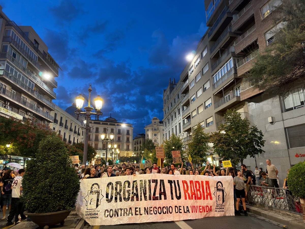 lapoderiofem's tweet photo. 📢🏚️Manifestaciones multitudinarias y acampadas se han convertido en el altavoz de la rabia y la impotencia de miles y miles de andaluzas
👉Entrevista  al portavoz del Sindicato de la Vivienda de Granada, Jon Zuir.  @SVGranada 
https://t.co/IxjIaqwUdI https://t.co/uJ7U44Unah