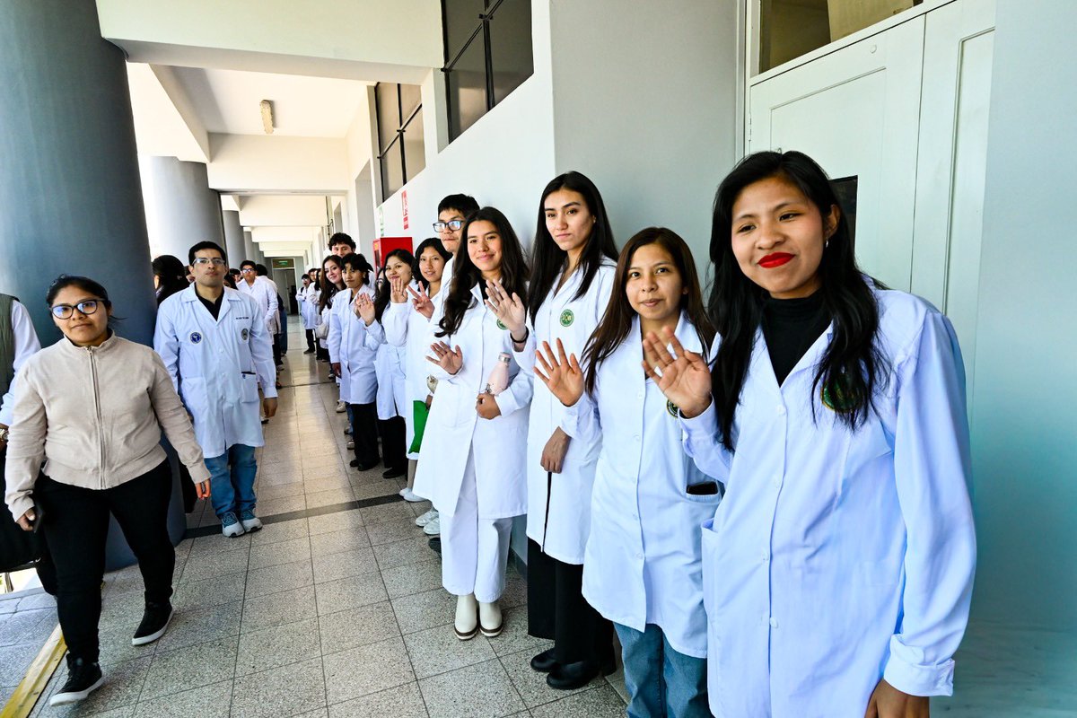 UCSM_oficial's tweet photo. 🔬💚 #UCSM | 𝑵𝒖𝒆𝒗𝒐𝒔 𝒆𝒔𝒑𝒂𝒄𝒊𝒐𝒔 𝒑𝒂𝒓𝒂 𝒊𝒎𝒑𝒖𝒍𝒔𝒂𝒓 𝒍𝒂 𝒊𝒏𝒗𝒆𝒔𝒕𝒊𝒈𝒂𝒄𝒊𝒐́𝒏 𝒚 𝒍𝒂 𝒊𝒏𝒏𝒐𝒗𝒂𝒄𝒊𝒐́𝒏 

La Universidad Católica de Santa María inauguró el Laboratorio “𝗖𝗼𝗹𝗲𝗰𝗰𝗶𝗼́𝗻 𝗱𝗲 𝗥𝗲𝗰𝘂𝗿𝘀𝗼𝘀 𝗠𝗶𝗰𝗿𝗼𝗯𝗶𝗼𝗹𝗼́𝗴𝗶𝗰𝗼𝘀” de la 𝐄𝐬𝐜𝐮𝐞𝐥𝐚 𝐏𝐫𝐨𝐟𝐞𝐬𝐢𝐨𝐧𝐚𝐥 𝐝𝐞 𝐈𝐧𝐠𝐞𝐧𝐢𝐞𝐫𝐢́𝐚 𝐁𝐢𝐨𝐭𝐞𝐜𝐧𝐨𝐥𝐨́𝐠𝐢𝐜𝐚, un nuevo espacio destinado a fortalecer la formación académica, la investigación y el desarrollo científico de nuestros estudiantes.

La ceremonia contó con la presencia del 𝗣𝗿𝗼𝗳. 𝗔𝗹𝗼𝗷𝘇𝘆 𝗭𝗯𝗶𝗴𝗻𝗶𝗲𝘄 𝗡𝗼𝘄𝗮𝗸 𝗣𝗵.𝗗., Rector de la Uniwersytet Warszawski y Doctor Honoris Causa de la UCSM, quien participó como padrino de esta importante inauguración.

🧫 Este laboratorio permitirá seguir potenciando el estudio y aprovechamiento de los recursos microbiológicos, generando nuevas oportunidades para la investigación aplicada y la innovación biotecnológica.

💚 𝙎𝙚𝙜𝙪𝙞𝙢𝙤𝙨 𝙘𝙧𝙚𝙘𝙞𝙚𝙣𝙙𝙤 𝙘𝙤𝙣 𝙞𝙣𝙛𝙧𝙖𝙚𝙨𝙩𝙧𝙪𝙘𝙩𝙪𝙧𝙖 𝙚𝙨𝙥𝙚𝙘𝙞𝙖𝙡𝙞𝙯𝙖𝙙𝙖 𝙦𝙪𝙚 𝙩𝙧𝙖𝙣𝙨𝙛𝙤𝙧𝙢𝙖 𝙘𝙤𝙣𝙤𝙘𝙞𝙢𝙞𝙚𝙣𝙩𝙤 𝙚𝙣 𝙘𝙞𝙚𝙣𝙘𝙞𝙖 𝙘𝙤𝙣 𝙞𝙢𝙥𝙖𝙘𝙩𝙤.

#UCSM #InvestigaciónUCSM #IngenieríaBiotecnológica #Biotecnología #Innovación #Ciencia #SentimientoSantamariano