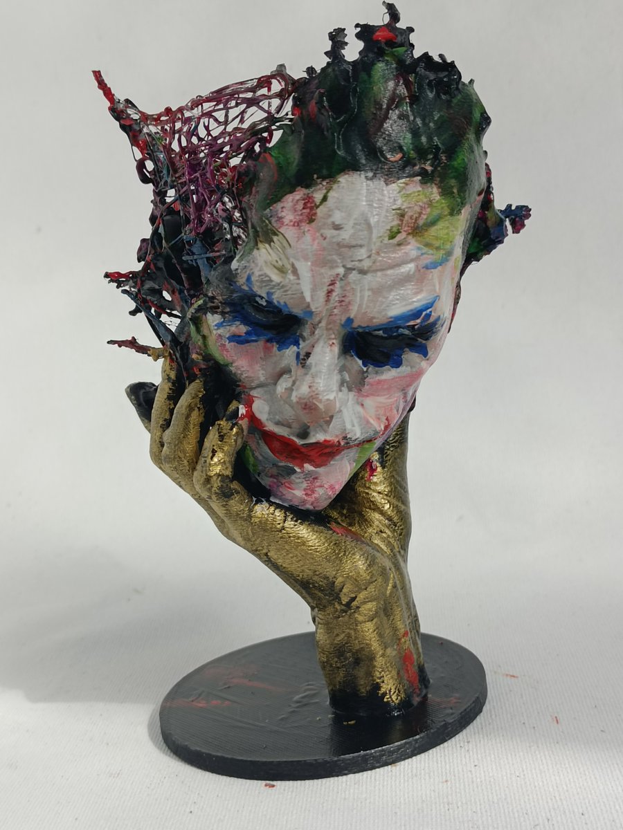 Lordoomed's tweet photo. 《疯狂圣杯》
抽象作品，一半3D打印，另一半网状是3D笔画上去的，整体形成了杯子的形状，里面可以放杂物，代表了疯狂大脑的混乱与狂颠（反正设计说明就是瞎胡吹）。
而且竟然反直觉地稳定，可以放比较重的东西而不翻倒🌚 https://t.co/9CIomvO0Zq
