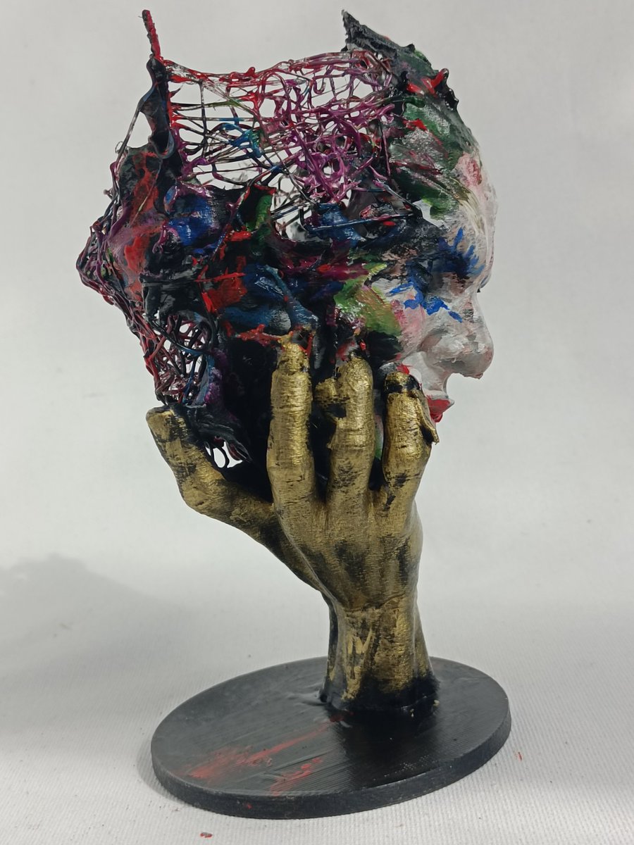 Lordoomed's tweet photo. 《疯狂圣杯》
抽象作品，一半3D打印，另一半网状是3D笔画上去的，整体形成了杯子的形状，里面可以放杂物，代表了疯狂大脑的混乱与狂颠（反正设计说明就是瞎胡吹）。
而且竟然反直觉地稳定，可以放比较重的东西而不翻倒🌚 https://t.co/9CIomvO0Zq