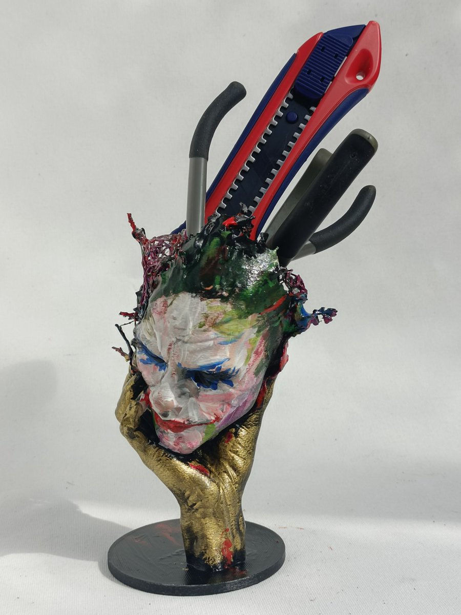 Lordoomed's tweet photo. 《疯狂圣杯》
抽象作品，一半3D打印，另一半网状是3D笔画上去的，整体形成了杯子的形状，里面可以放杂物，代表了疯狂大脑的混乱与狂颠（反正设计说明就是瞎胡吹）。
而且竟然反直觉地稳定，可以放比较重的东西而不翻倒🌚 https://t.co/9CIomvO0Zq