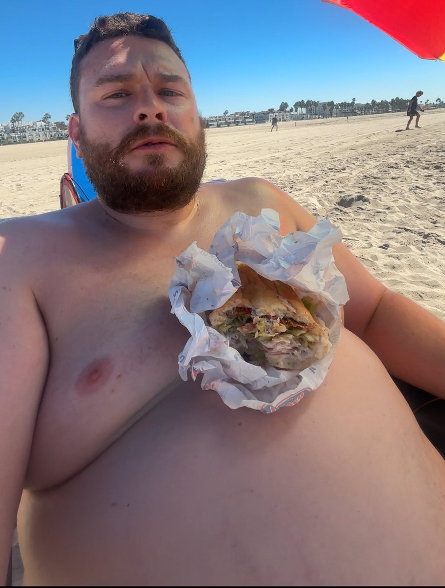 bigeasy_j's tweet photo. Beach day ☀️ #gaybear https://t.co/4lFcuOyRRc