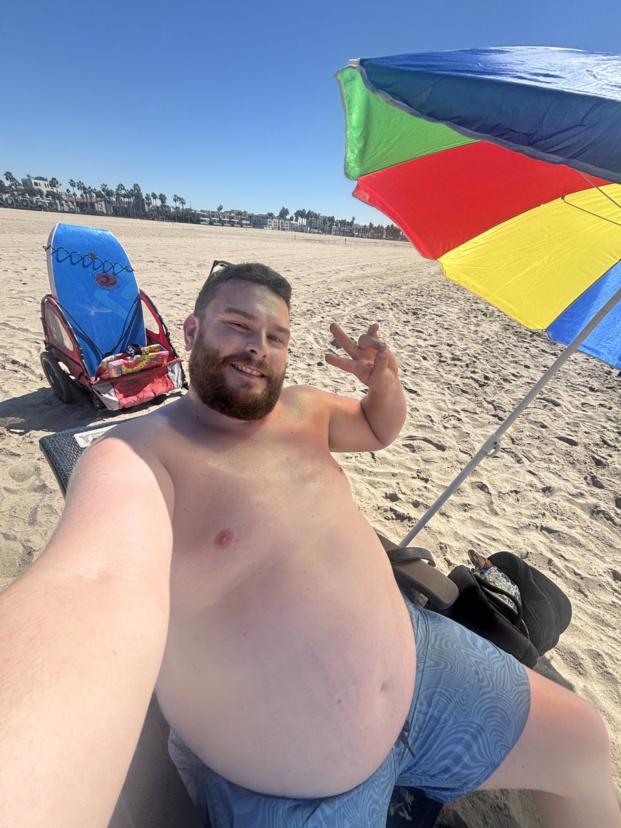 bigeasy_j's tweet photo. Beach day ☀️ #gaybear https://t.co/4lFcuOyRRc
