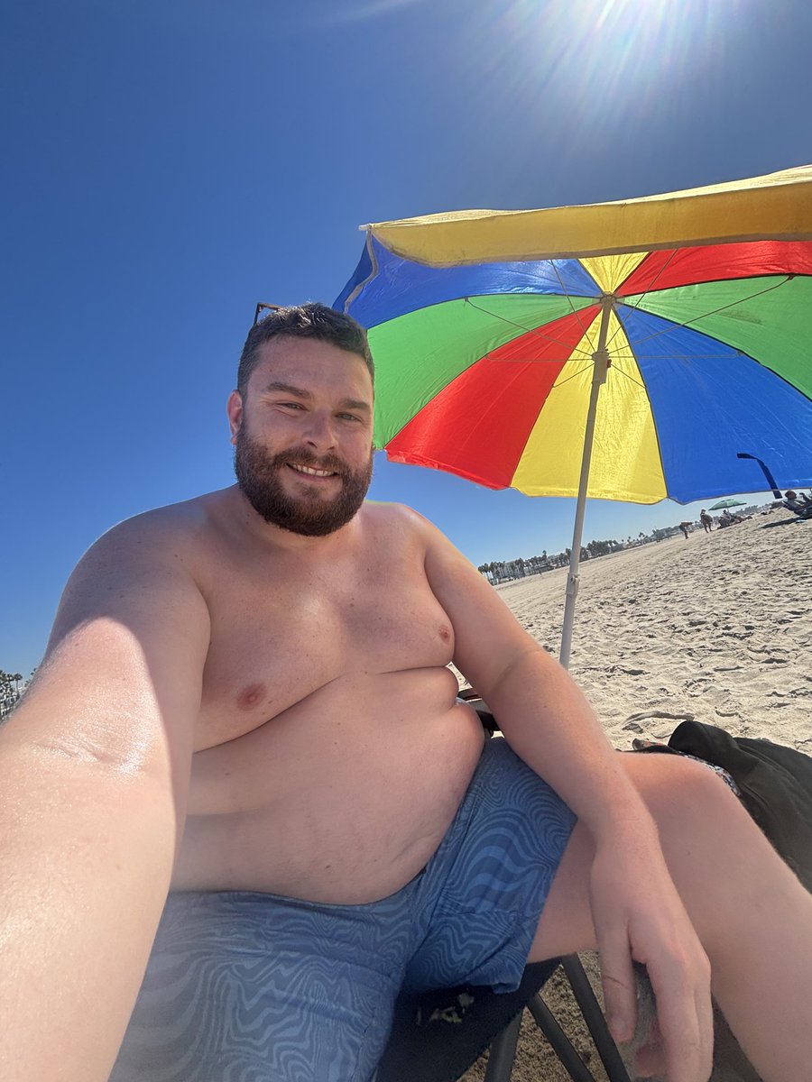 bigeasy_j's tweet photo. Beach day ☀️ #gaybear https://t.co/4lFcuOyRRc