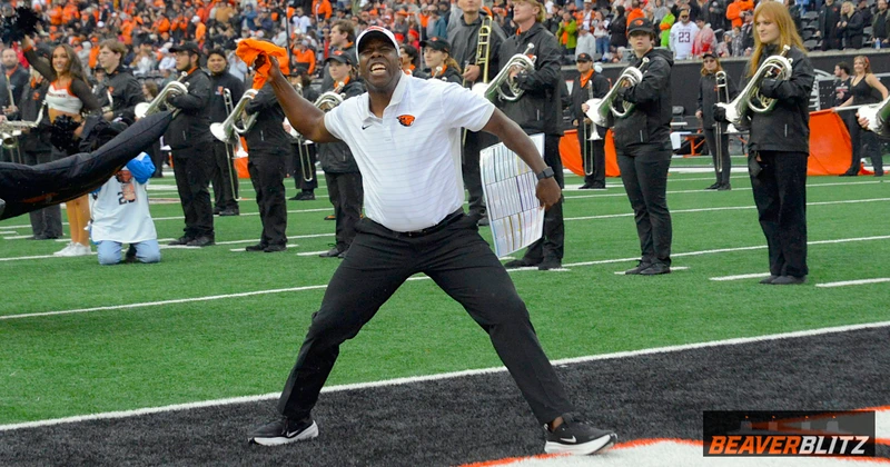 SWiltfong_'s tweet photo. NEW: Oregon State's first-year staff is cooking — No. 1 passing offense in the country, 3 straight wins, and talented recruits showing interest.

Head coach Jamarcus Shephard talks with @Rivals/@On3  

“We pride ourselves when we recruit you we're going to help you create value for yourself."

Story: https://t.co/We5yxsiNb5