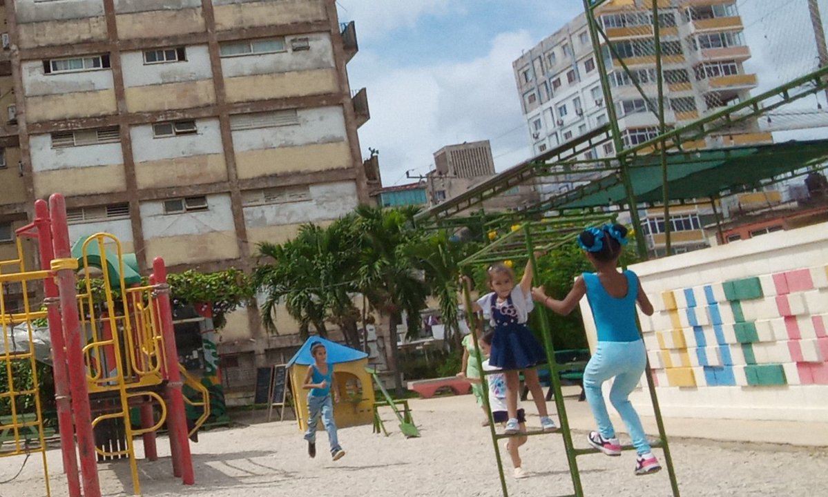 VladimirHdezM's tweet photo. #CubaNoEsUnaAmenaza, se siente en la ingenua sonrisa y el gozo de sus niñas y niños. https://t.co/Y999AeI8XB