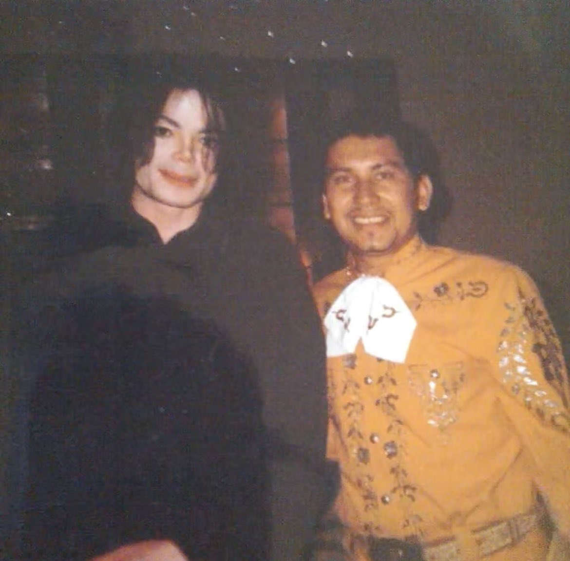 bambirenzo777's tweet photo. I just found these photos of Michael from his trip to Acapulco in 2003 that I had never seen before. https://t.co/HI1fQvp6wF