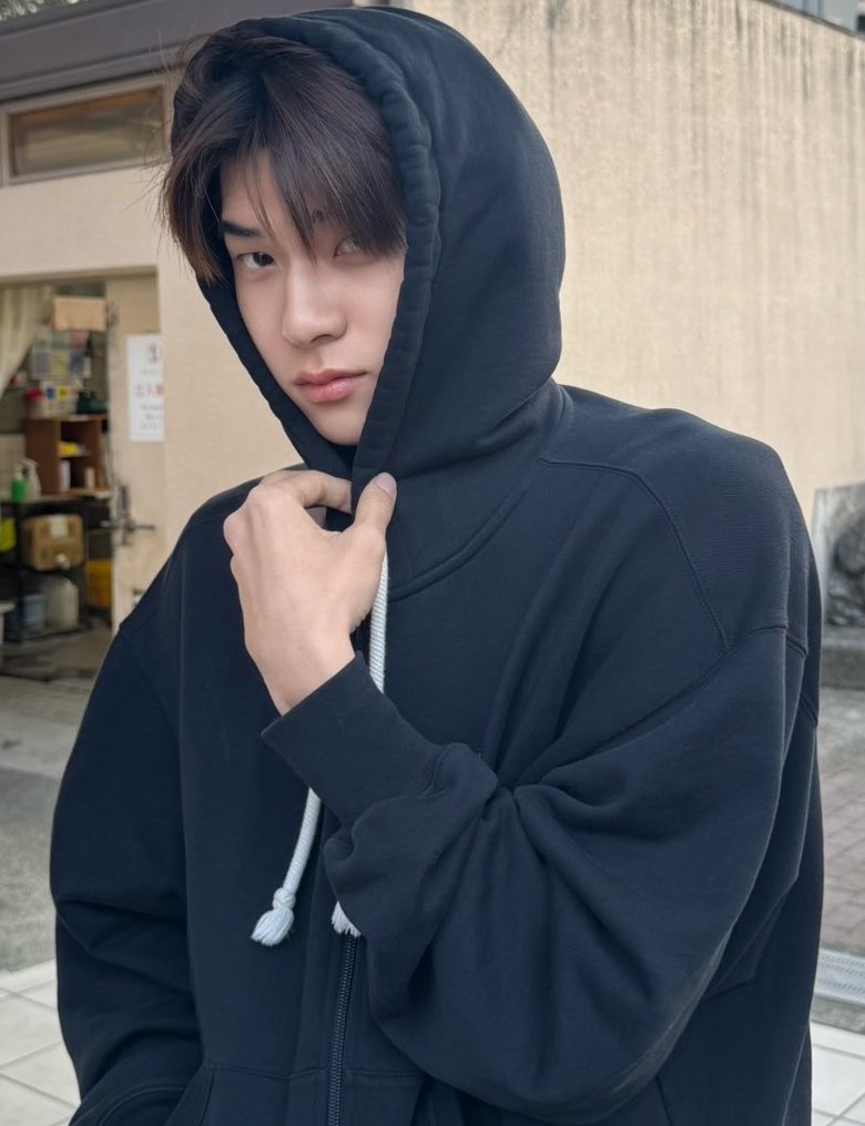 qteeblue's tweet photo. hoodie ✅ https://t.co/8iI2hMFwwz