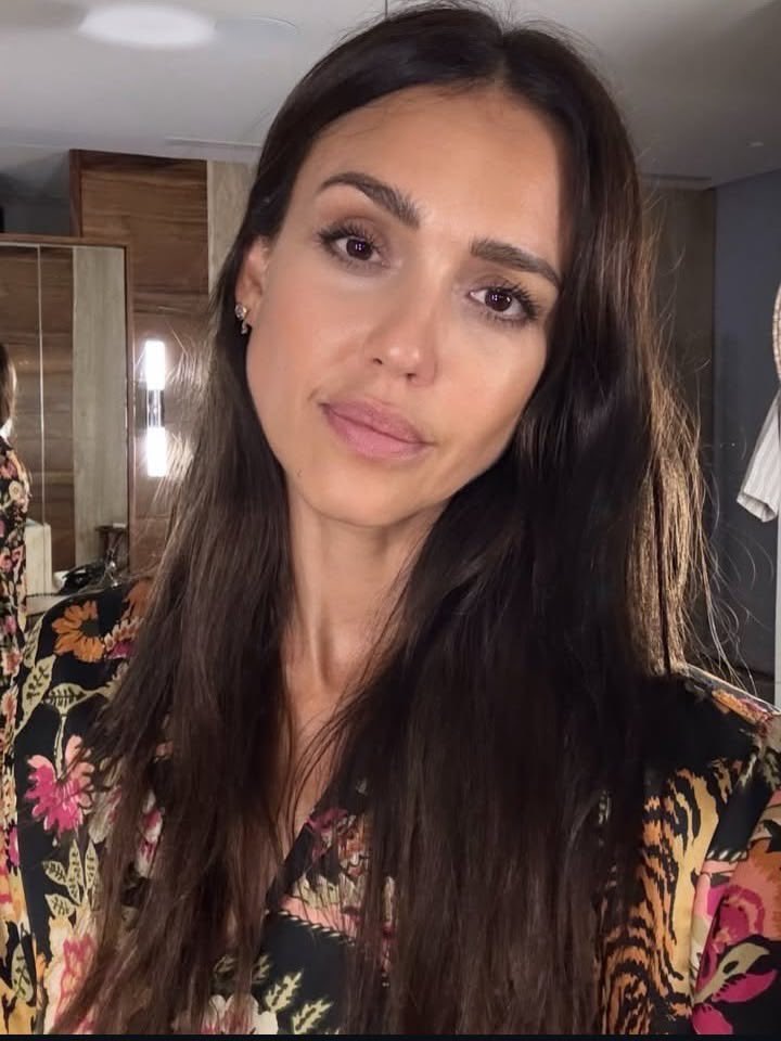 ItsJessicaAlbX's tweet photo. Be honest, how do I look 🌹♥️ https://t.co/HZajIwH8K4
