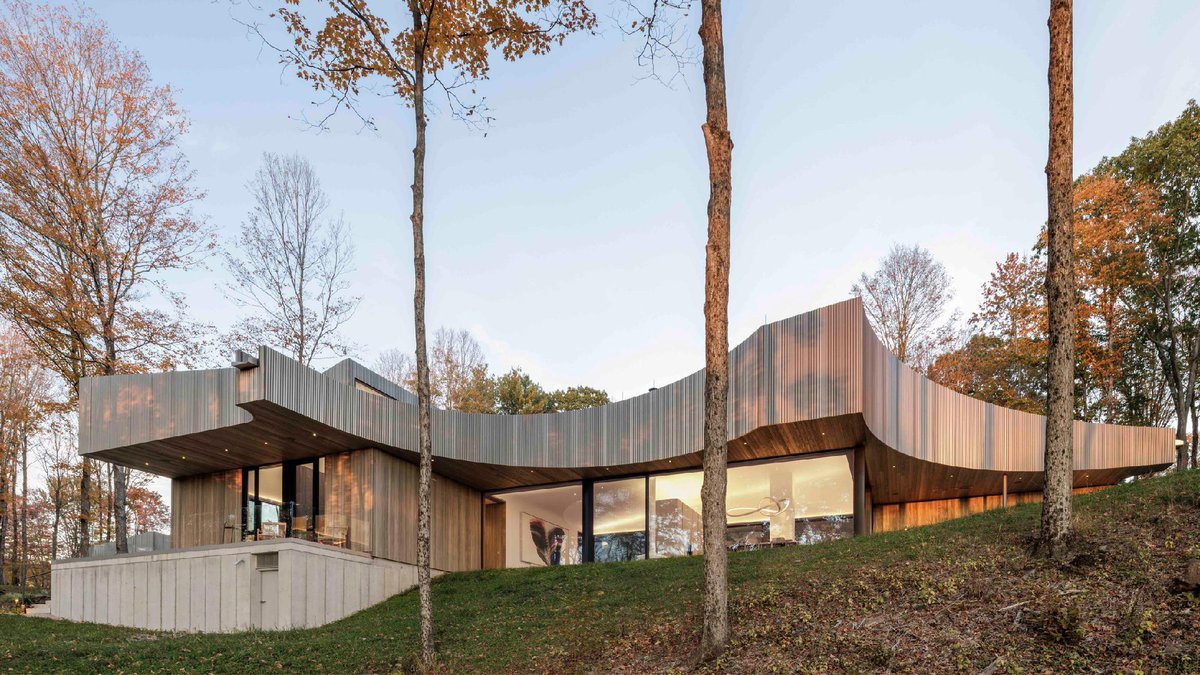 dezeen's tweet photo. Desai Chia shapes New York house to "cast shadows that mimic nature": https://t.co/UxJNQlYObT https://t.co/qANFwHDW5X