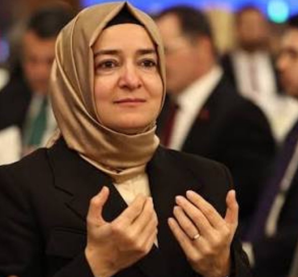 BorkaSzekely's tweet photo. ikinci çocuğum doğduğunda yaşadım bu olayı. Tam kabustu. @drbetulsayan Budapeşte'yi gezmek için geldiğinde şehri gezdirecek Türkçe bilen uzman olarak beni önermişler. Fatma hanımın oteli önünde hazır bulunduk 9'da başlayacak şehir turu için 10:20'de indi. 1 saat 20 dk bekledik👇 https://t.co/nXPI4gixCP