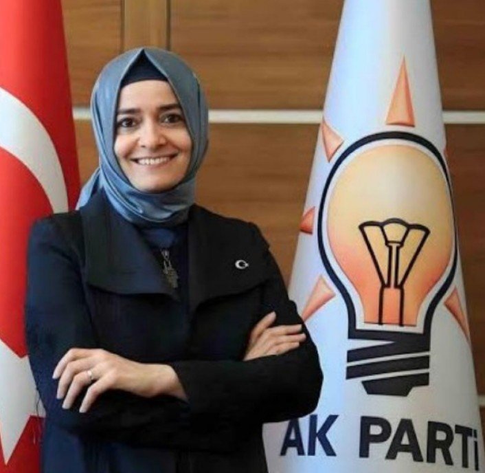 OrnekHaber's tweet photo. Bu sözler çok konuşulur: Tek başıma değildim

Nagehan Alçı, fon soruşturmasına karışan Fatma Betül Sayan ile görüşmesinin ayrıntılarını paylaştı. "Konuşursam herkesi yakarım" şeklinde bir ifade kullanmadığını, ancak süreçte "tek başına olmadığı" yönünde mesaj verdiğini aktardı. https://t.co/nrA5WdWwRO