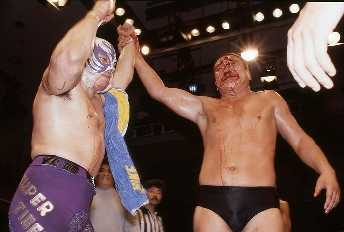 allan_cheapshot's tweet photo. #OnThisDay in 1984: UWF: Korakuen Hall: Yoshiaki Fujiwara overcome after he and Osamu Kido beat Super Tiger &amp; Akira Maeda. Fujiwara reversed Tiger's own chickenwing facelock and used it to force the stoppage.

Fujiwara called this one of the most memorable matches of his career. https://t.co/oUO5BLCThA
