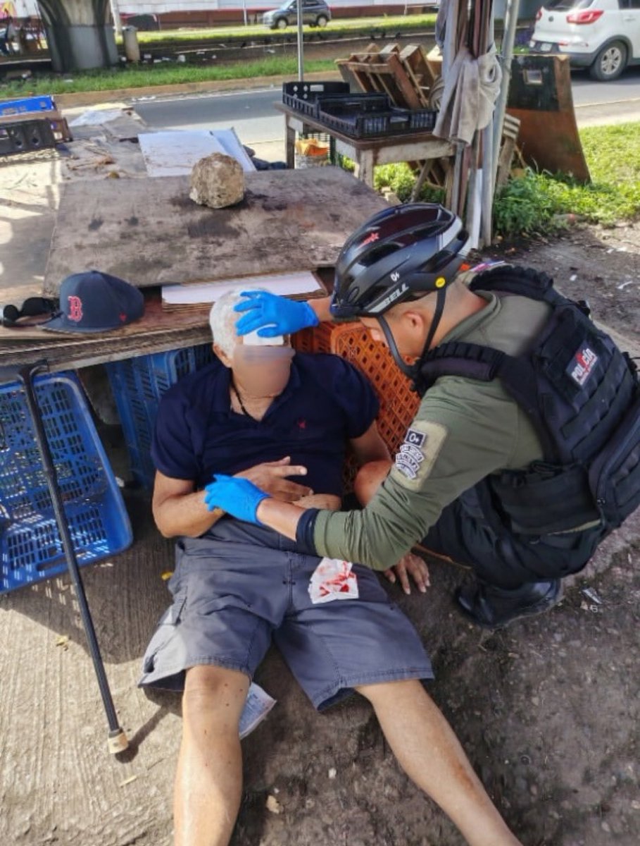 freddypitti's tweet photo. Agentes Municipales brindaron ayuda a un adulto mayor que sufrió una caída por el pésimo estado de la acera. Se dio un fuerte golpe en la cabeza. 

Esto es algo de todos los días. ¿Cuándo nos vamos a tomar en serio la recuperación de aceras? 

#MovilidadSegura https://t.co/Fzy8Y3xliS