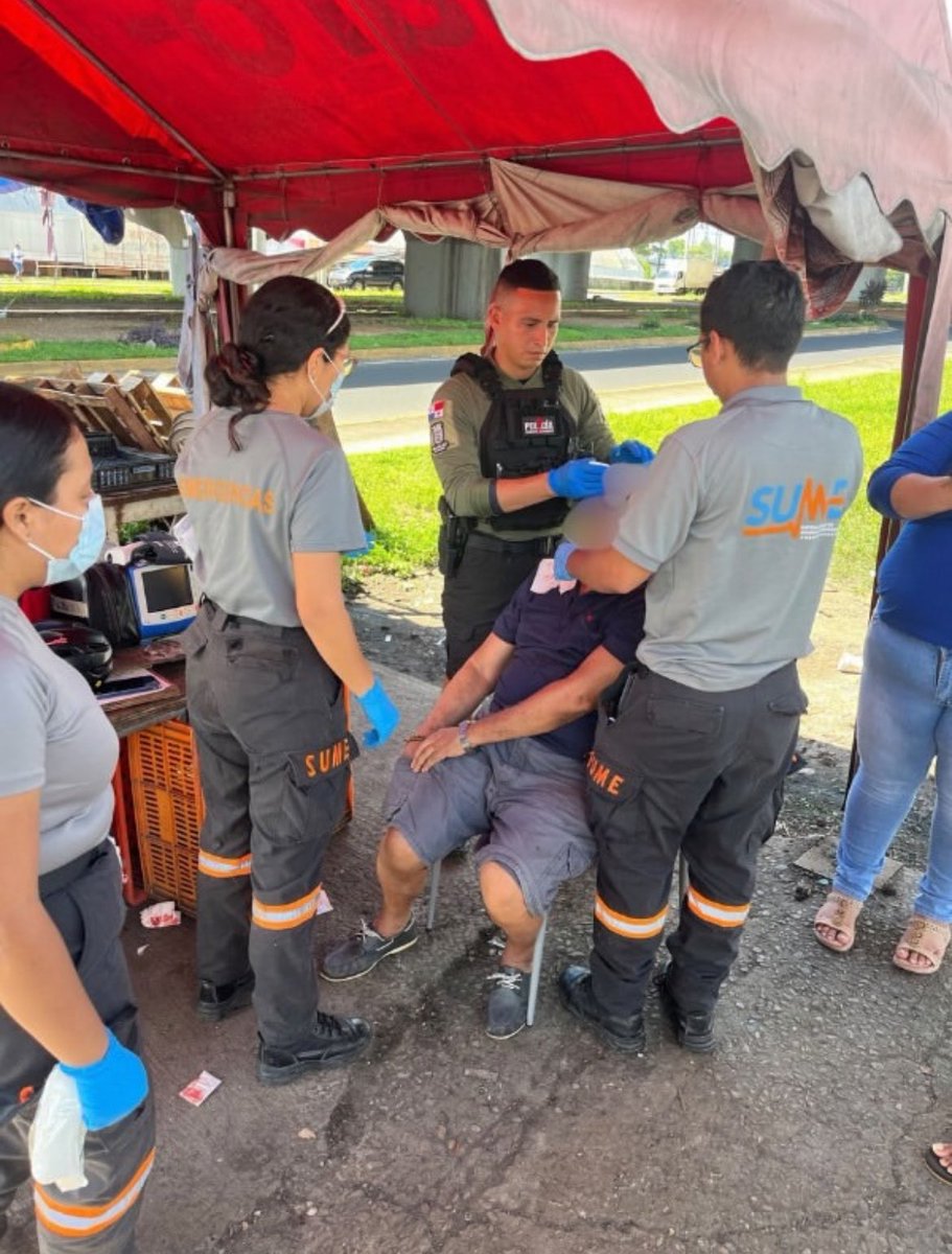 freddypitti's tweet photo. Agentes Municipales brindaron ayuda a un adulto mayor que sufrió una caída por el pésimo estado de la acera. Se dio un fuerte golpe en la cabeza. 

Esto es algo de todos los días. ¿Cuándo nos vamos a tomar en serio la recuperación de aceras? 

#MovilidadSegura https://t.co/Fzy8Y3xliS