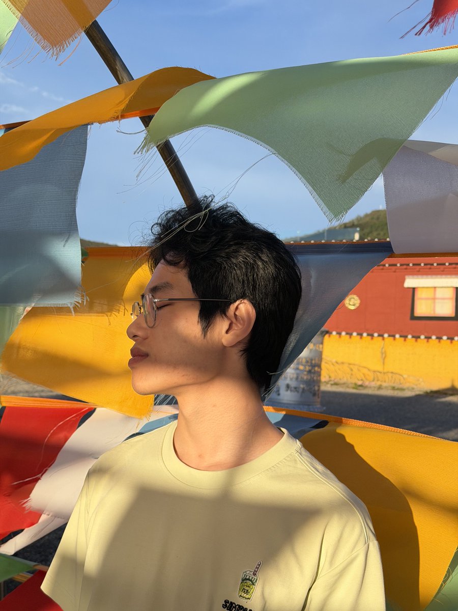 lain_Eugem's tweet photo. 第一次进gay圈，照片是高中毕业去云南旅行时拍的，原相机直出，可能不是很符合主流审美，但我自己很喜欢那个阶段真实、勇敢的状态
底线：拒绝约，拒绝一夜情，拒绝任何线下面基
希望大家能温和交流，如果有愿意交个朋友的，欢迎在评论区聊聊，我有时间的话会认真回复的🌈

#男同性恋 #交友 #大一 #gay https://t.co/yhabnDHOq6