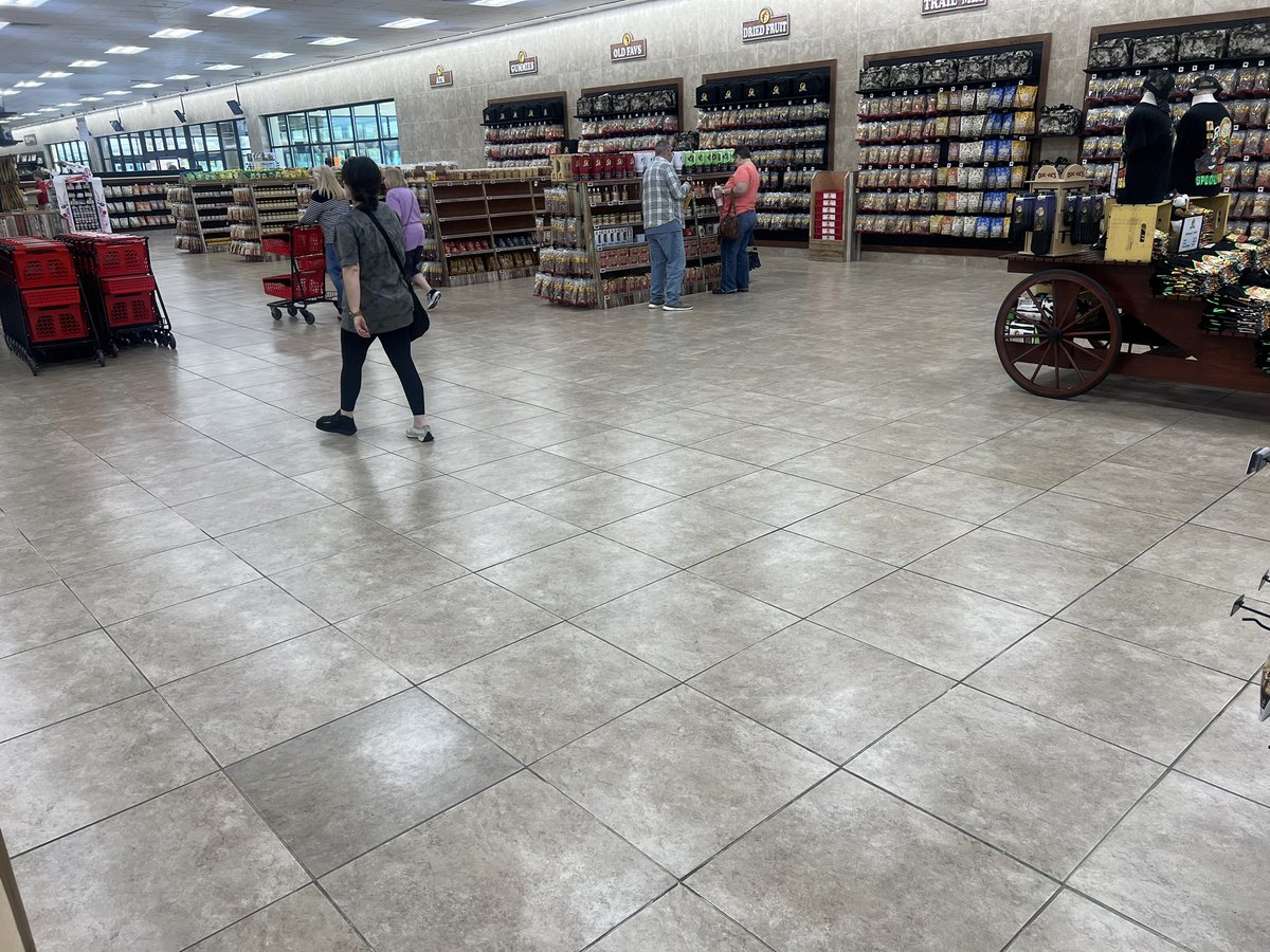 frizzizzi's tweet photo. noticing massive swaths of empty floor space inside the former “world’s largest” Buc-ee’s in Tennessee
#statpadding https://t.co/UAVJVtDSLd