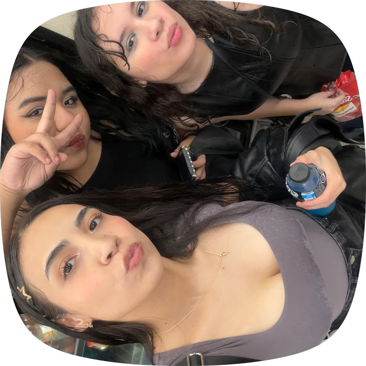 _mmmaday's tweet photo. con mis amigas en el seven saliendo del concierto d alvarito todas remojadas las amo chicas https://t.co/3mf7N2SmN6