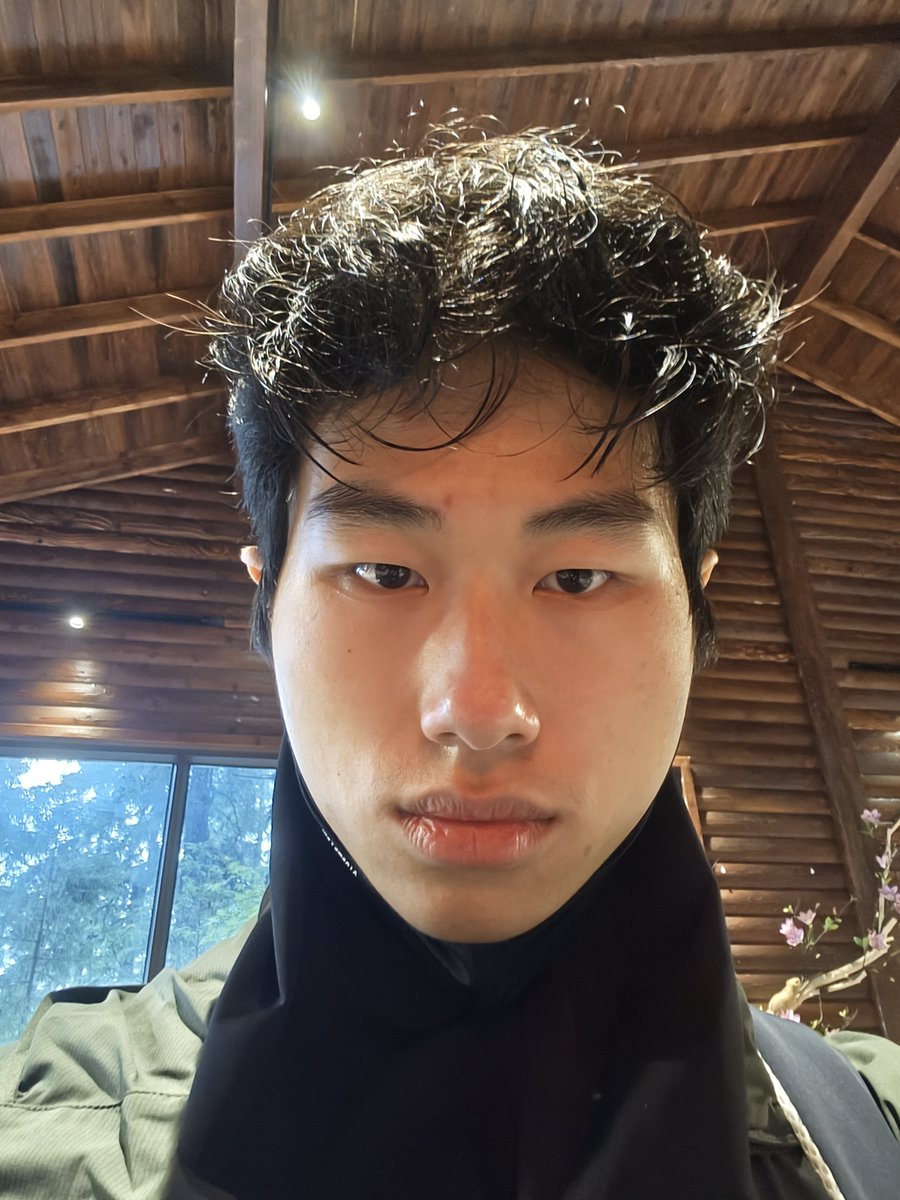 lain_Eugem's tweet photo. 第一次进gay圈，照片是高中毕业去云南旅行时拍的，原相机直出，可能不是很符合主流审美，但我自己很喜欢那个阶段真实、勇敢的状态
底线：拒绝约，拒绝一夜情，拒绝任何线下面基
希望大家能温和交流，如果有愿意交个朋友的，欢迎在评论区聊聊，我有时间的话会认真回复的🌈

#男同性恋 #交友 #大一 #gay https://t.co/yhabnDHOq6