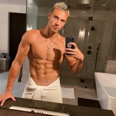 Matt_R_Wright's tweet photo. Ain't easy getting my ass off the sofa and down to the gym. But so worth it. I feel fantastic for a gym, sauna and swim session 💪 😁 https://t.co/5JMttqjV3w