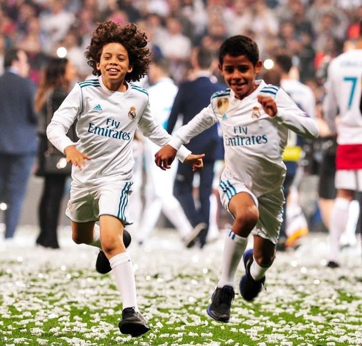 CPknowsball's tweet photo. Omg, we’re going to see Ronaldo and Marcelo’s sons in the Spanish national team soon. 😭🇪🇸❤️❤️ https://t.co/V8w6ZZtcEG