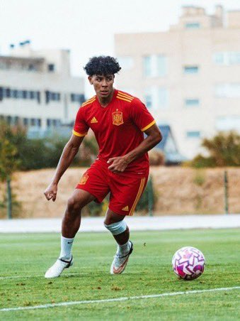 CPknowsball's tweet photo. Omg, we’re going to see Ronaldo and Marcelo’s sons in the Spanish national team soon. 😭🇪🇸❤️❤️ https://t.co/V8w6ZZtcEG