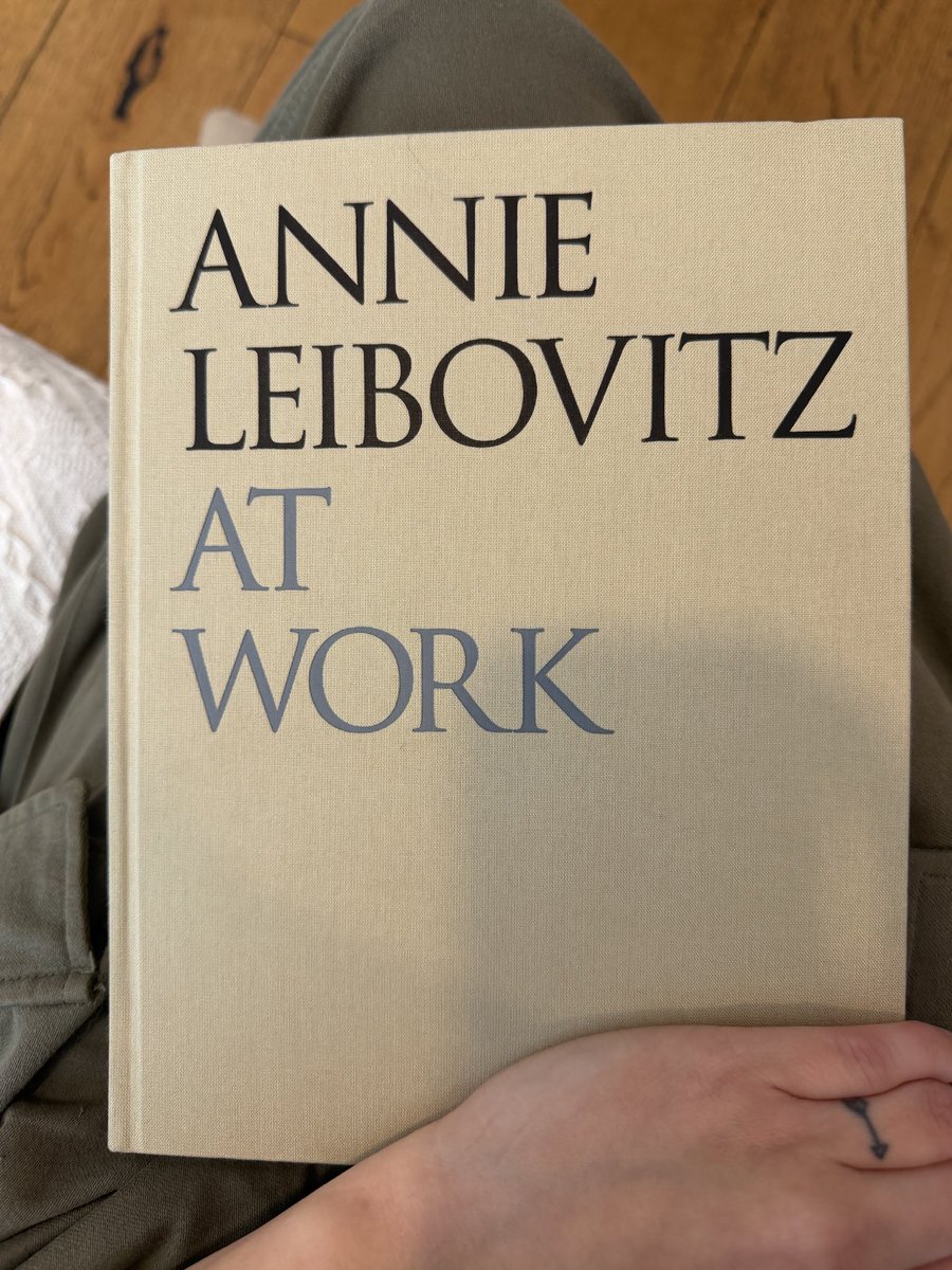 HnD_Productions's tweet photo. I can now share this!! 

I got to meet @annieleibovitz and she personally gave me her book signed with a thank you note 💗 https://t.co/N68lTUdhlj