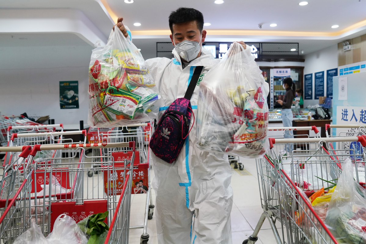BrooklynMabu's tweet photo. En la ciudad afectada por el virus de la gripe de tipo H7N9, los voluntarios llevan mascarillas y trajes protectores para brindar ayuda a las personas necesitadas, transmitiendo calidez en medio de la adversidad.， https://t.co/VG7pZr0oye