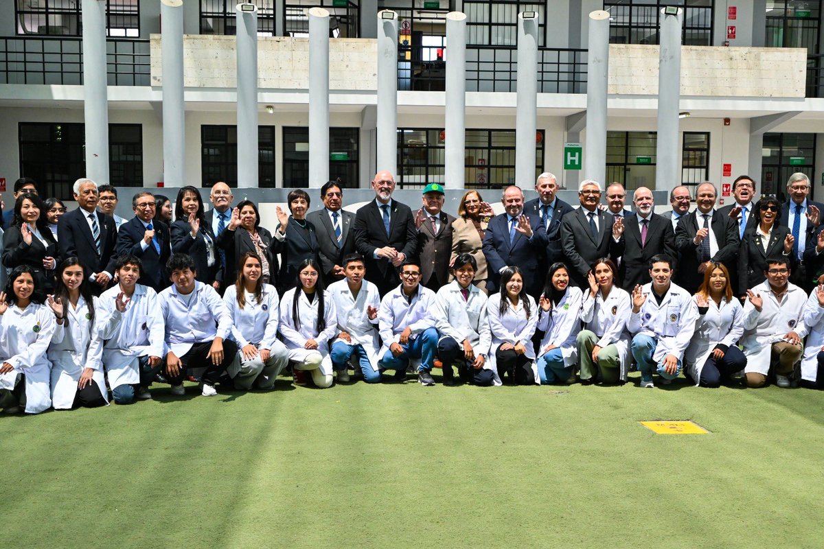 UCSM_oficial's tweet photo. 🔬💚 #UCSM | 𝑵𝒖𝒆𝒗𝒐𝒔 𝒆𝒔𝒑𝒂𝒄𝒊𝒐𝒔 𝒑𝒂𝒓𝒂 𝒇𝒐𝒓𝒕𝒂𝒍𝒆𝒄𝒆𝒓 𝒍𝒂 𝒊𝒏𝒗𝒆𝒔𝒕𝒊𝒈𝒂𝒄𝒊𝒐́𝒏 𝒄𝒊𝒆𝒏𝒕𝒊́𝒇𝒊𝒄𝒂

La Universidad Católica de Santa María inauguró el nuevo Laboratorio de Investigación de la Facultad de Ciencias Farmacéuticas, Bioquímicas y Biotecnológicas, un espacio que permitirá potenciar el trabajo científico, la formación especializada y el desarrollo de nuevos proyectos de investigación.

Durante la ceremonia, la 𝑫𝒓𝒂. 𝑬𝒘𝒂 𝑱𝒐𝒂𝒏𝒏𝒂 𝑩𝒖𝒍𝒔𝒌𝒂, 𝑫𝒊𝒓𝒆𝒄𝒕𝒐𝒓𝒂 𝒅𝒆𝒍 𝑪𝒆𝒏𝒕𝒓𝒐 𝒅𝒆 𝑪𝒊𝒆𝒏𝒄𝒊𝒂𝒔 𝑩𝒊𝒐𝒍𝒐́𝒈𝒊𝒄𝒂𝒔 𝒚 𝑸𝒖𝒊́𝒎𝒊𝒄𝒂𝒔 de la Uniwersytet Warszawski, tuvo a su cargo la develación de la placa conmemorativa.

🧪 Con esta nueva infraestructura, la UCSM continúa fortaleciendo las condiciones para que estudiantes, docentes e investigadores desarrollen ciencia e innovación con impacto.

💚 Más espacios para investigar, descubrir y transformar conocimiento en soluciones para la sociedad.

#UCSM #InvestigaciónUCSM #Ciencia #Innovación #Biotecnología #Farmacia #Bioquímica #SentimientoSantamariano