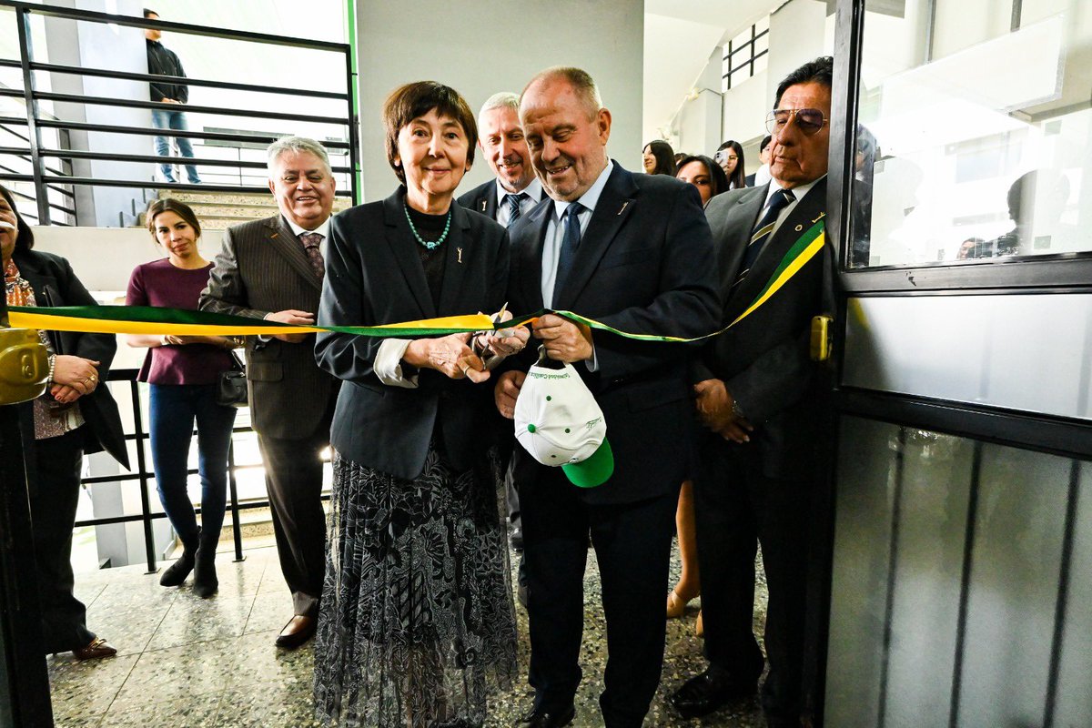 UCSM_oficial's tweet photo. 🔬💚 #UCSM | 𝑵𝒖𝒆𝒗𝒐𝒔 𝒆𝒔𝒑𝒂𝒄𝒊𝒐𝒔 𝒑𝒂𝒓𝒂 𝒇𝒐𝒓𝒕𝒂𝒍𝒆𝒄𝒆𝒓 𝒍𝒂 𝒊𝒏𝒗𝒆𝒔𝒕𝒊𝒈𝒂𝒄𝒊𝒐́𝒏 𝒄𝒊𝒆𝒏𝒕𝒊́𝒇𝒊𝒄𝒂

La Universidad Católica de Santa María inauguró el nuevo Laboratorio de Investigación de la Facultad de Ciencias Farmacéuticas, Bioquímicas y Biotecnológicas, un espacio que permitirá potenciar el trabajo científico, la formación especializada y el desarrollo de nuevos proyectos de investigación.

Durante la ceremonia, la 𝑫𝒓𝒂. 𝑬𝒘𝒂 𝑱𝒐𝒂𝒏𝒏𝒂 𝑩𝒖𝒍𝒔𝒌𝒂, 𝑫𝒊𝒓𝒆𝒄𝒕𝒐𝒓𝒂 𝒅𝒆𝒍 𝑪𝒆𝒏𝒕𝒓𝒐 𝒅𝒆 𝑪𝒊𝒆𝒏𝒄𝒊𝒂𝒔 𝑩𝒊𝒐𝒍𝒐́𝒈𝒊𝒄𝒂𝒔 𝒚 𝑸𝒖𝒊́𝒎𝒊𝒄𝒂𝒔 de la Uniwersytet Warszawski, tuvo a su cargo la develación de la placa conmemorativa.

🧪 Con esta nueva infraestructura, la UCSM continúa fortaleciendo las condiciones para que estudiantes, docentes e investigadores desarrollen ciencia e innovación con impacto.

💚 Más espacios para investigar, descubrir y transformar conocimiento en soluciones para la sociedad.

#UCSM #InvestigaciónUCSM #Ciencia #Innovación #Biotecnología #Farmacia #Bioquímica #SentimientoSantamariano