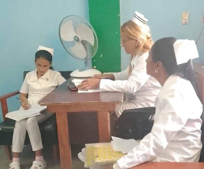 Dirmayari's tweet photo. Revisión y control del programa de inmunización en el Hospital Mártires de #Mayarí . #PrevenirEsLaClave https://t.co/umspglN95O