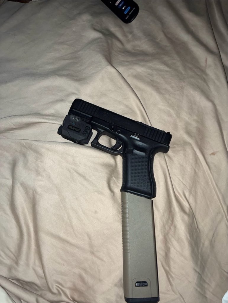 Chuckyfrmdaplug's tweet photo. Glock 19 lmk https://t.co/GmsPIRCfov