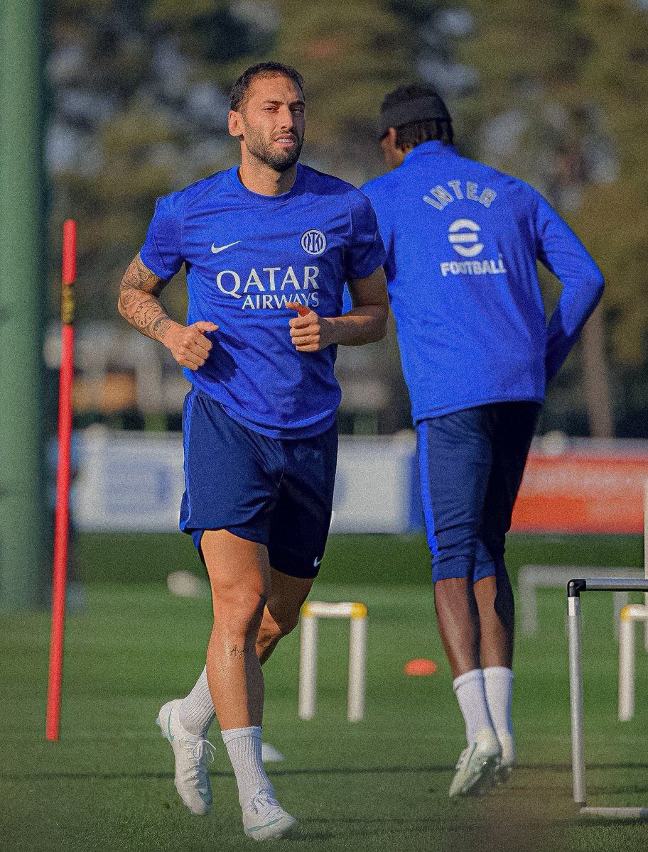 interbyremon's tweet photo. 📰 🔵⚫️ تشالهانوغلو يعود إلى التدريبات الجماعية
عاد هاكان تشالهانوغلو إلى التدريبات الجماعية مع إنتر بعد تعافيه من الإصابة ، ليصبح متاحاً أمام المدرب كريستيان تشيفو للمواجهة المقبلة أمام بارما
🇹🇷🔵⚫️ عودة القائد ، دفعة قوية لإنتر قبل مواجهة بارما
#Inter #InterMilan #Calhanoglu #Nerazzurri #ForzaInter #Parma #SerieA #InterNews 