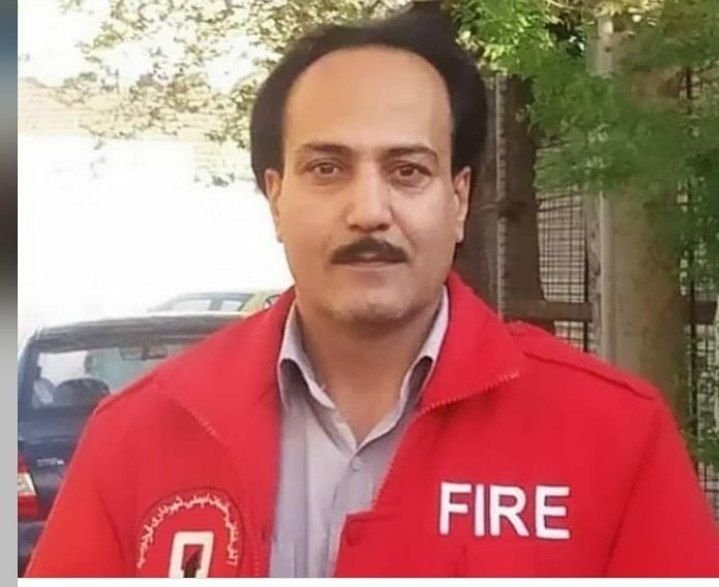pouyajegarvnd's tweet photo. زرتشت احمدی‌راغب در اعتراض به موج اعدام‌ها دست به اعتصاب غذا زده است؛ صدایی که می‌گوید نمی‌توان در برابر گرفتن جان انسان‌ها سکوت کرد.
وقتی جان آدم‌ها در خطر است، سکوت هم یک انتخاب است.
صدای او را بشنویم؛ پیش از آنکه هزینه این اعتراض، جان خودش باشد.
#زرتشت_احمدی_راغب #نه_به_اعدام https://t.co/t491KgaM6b