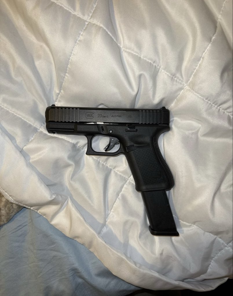 Chuckyfrmdaplug's tweet photo. Glock 23 lmk https://t.co/pPSLOSpRxp