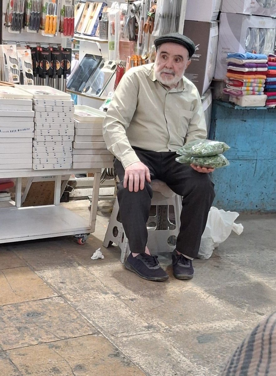 fyazdiiii's tweet photo. ایشون تو بازار قم،  یه گوشه نشسته و سبزی پاک شده میفروشه و هر یه بسته سبزی که میفروشه یه "الحمدللهِ" قشنگ میگه😍
خیلی جالب بود برام که توی این سن هم‌چنان تلاش میکنه و نون حلال درمیاره :) https://t.co/gP98EtLMgD