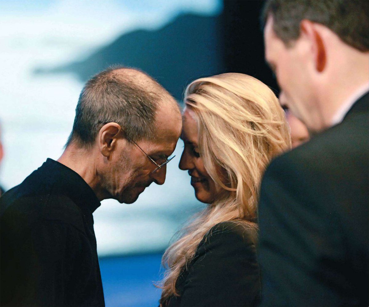 hunleyeric's tweet photo. Steve Jobs was brilliant—often volatile and abrasive, yet charismatic, visionary, and relentless about design.
He founded Apple, got pushed out, then returned from the wilderness to engineer the greatest turnaround ever.
His ultimate product wasn’t a device. It was his legacy. 🧵 https://t.co/lUQ62RDA6m
