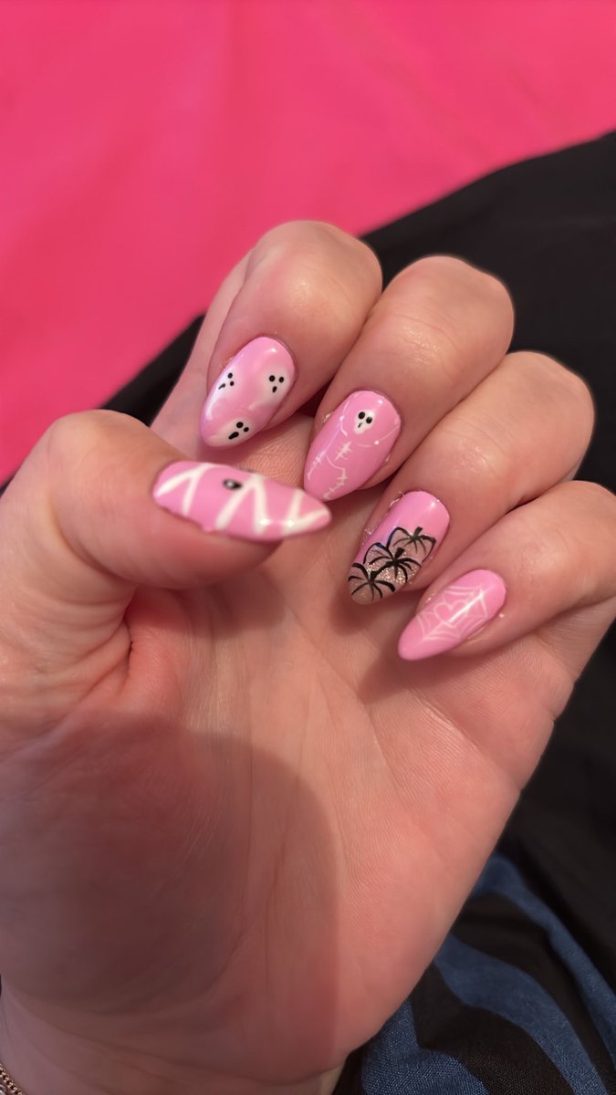 MlleConasse's tweet photo. Ses ongles sont beaux? Pas aussi beaux que les miens 😍 #hallowenn2026 #octobrerose #adp2026 https://t.co/ba5gzPc2uV