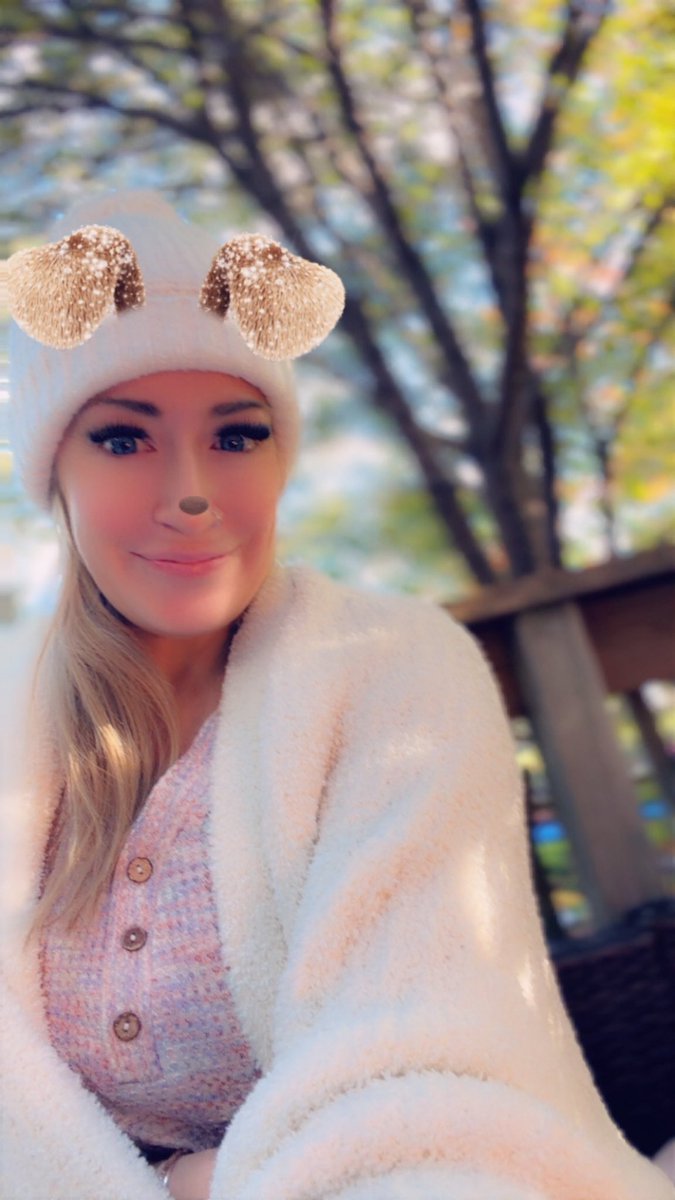 bookiecuddles's tweet photo. Cozy Vibes in at my backyard fireplace. 🔥🍁🧡 https://t.co/zexL9mJB8k