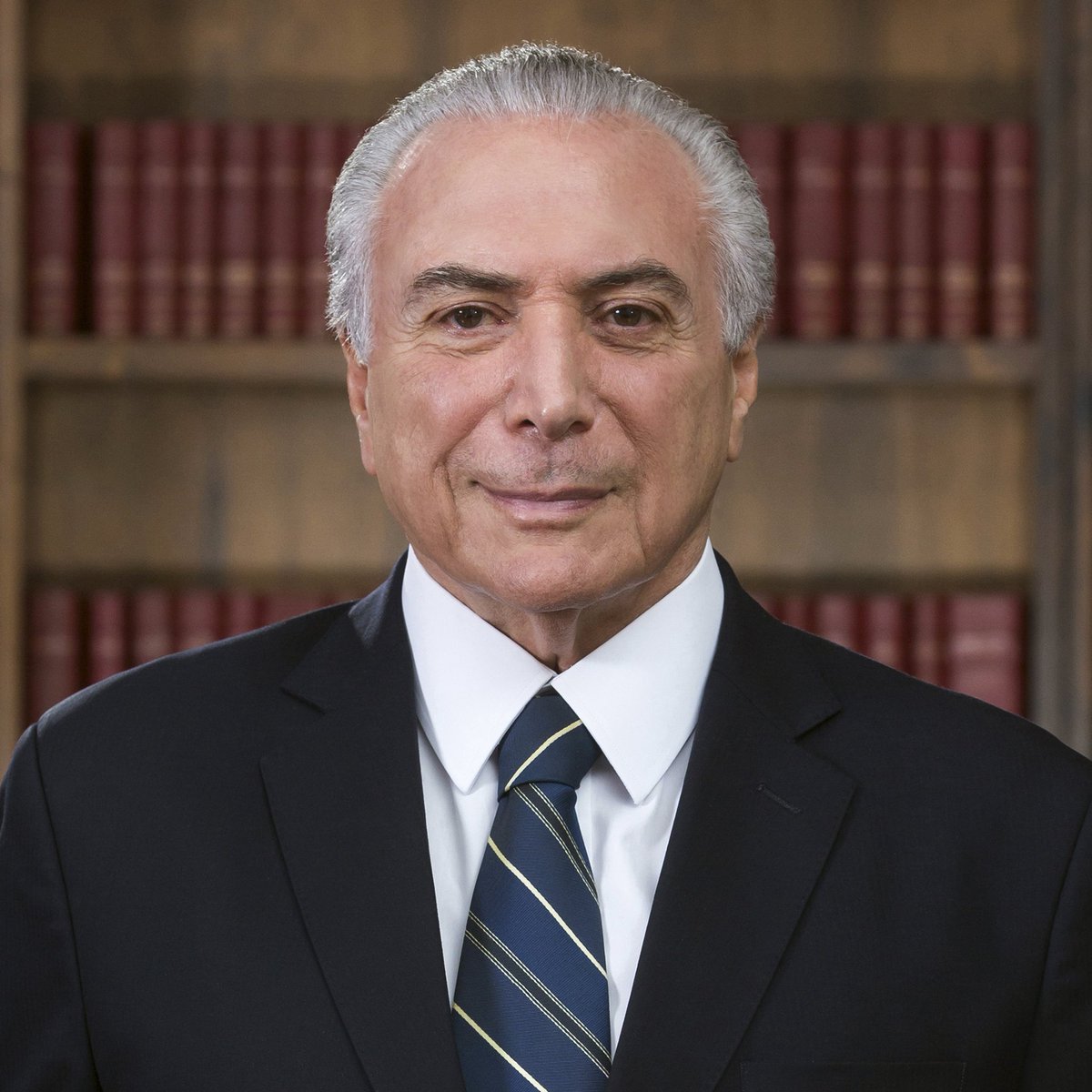 poptime's tweet photo. 🚨 AGORA: Michel Temer anuncia APOIO a Flavio Bolsonaro no segundo turno das Eleições Presidenciais. https://t.co/DuQyk01PaK