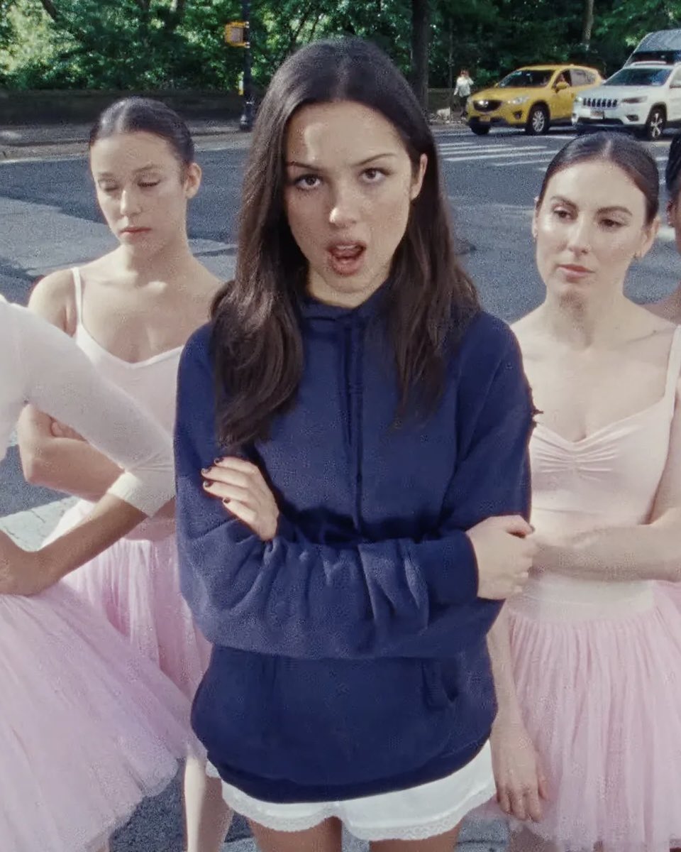 PopCrave's tweet photo. “stupid song” by Olivia Rodrigo returns the top 10 on the Hot 100 at #9 (+4) this week.

It previously peaked at #3. https://t.co/zVP2LvRBiZ