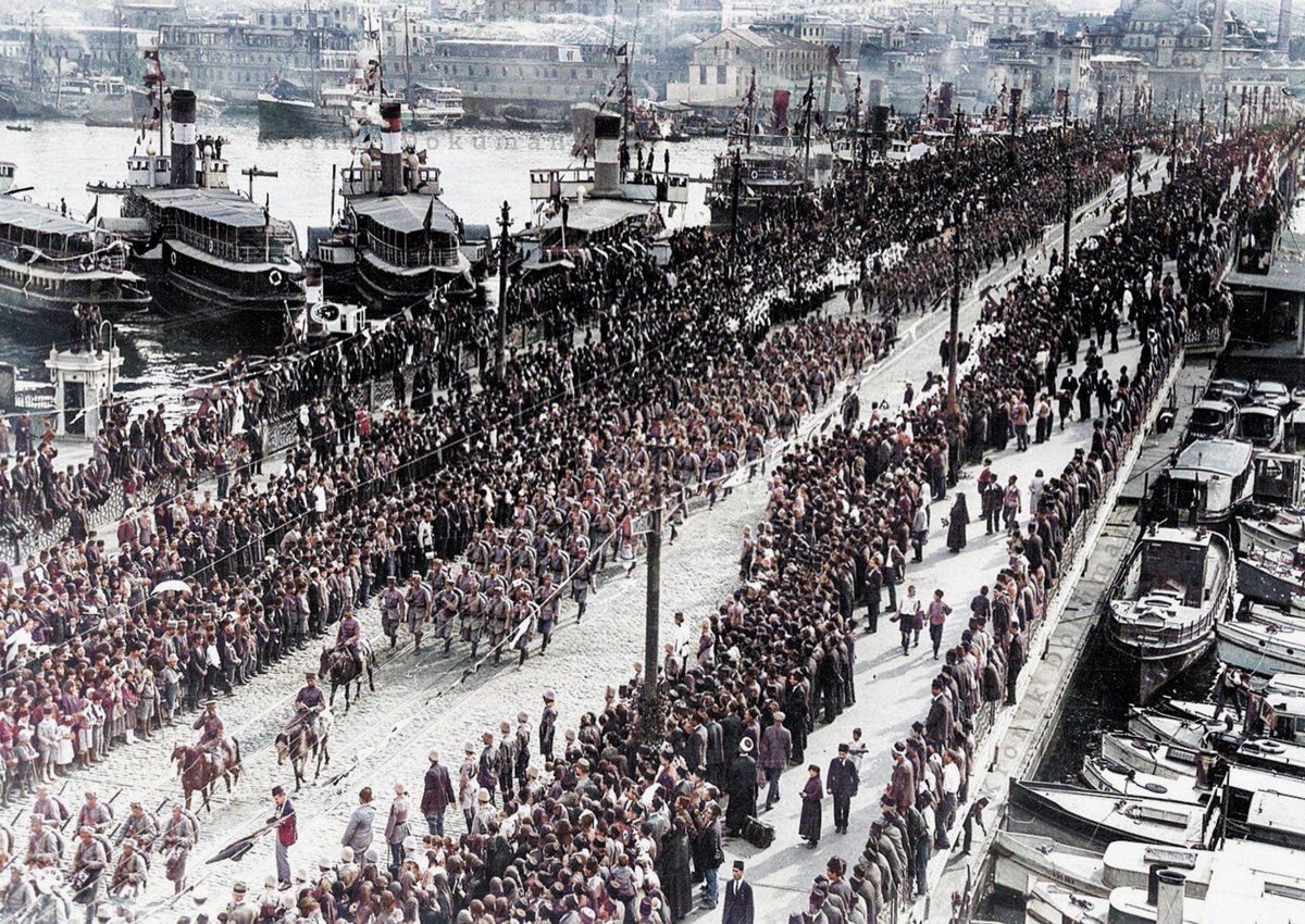kronikkdokuman's tweet photo. Türk Ordusunun İstanbul'a girişi. (6 Ekim 1923) https://t.co/dQii4yh7H4