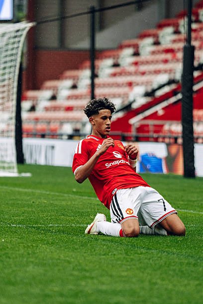 _mufcespxtrafc_'s tweet photo. Se espera aún que JJ Gabriel deje el Manchester United, a pesar de aparecer en la foto del equipo para la temporada 26/27. La foto se tomó el 8 de septiembre, días antes de que llegara la solicitud formal de su familia para abandonar el club. (@DanyalHKhan) #mufc #mulive https://t.co/WQaItnkb7d