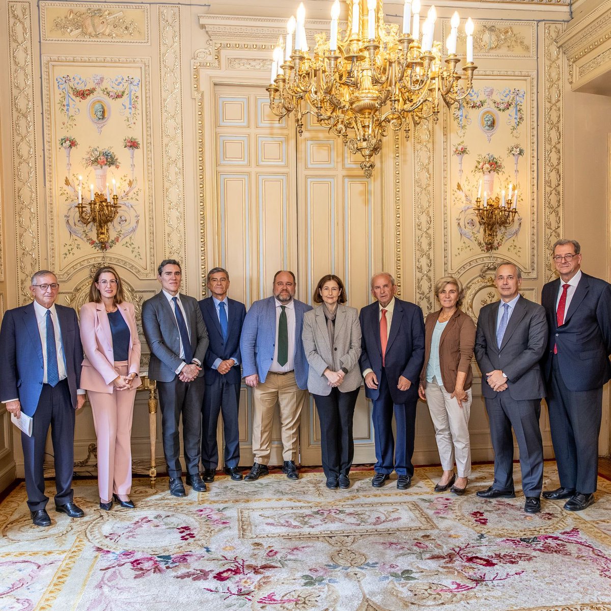 ColNotMad's tweet photo. Hoy hemos celebrado en el Ilustre Colegio Notarial de Madrid un almuerzo muy especial. 

La Junta Directiva del Notariado madrileño, con nuestra Presidenta y Decana Concepción Pilar Barrio Del Olmo al frente, ha ofrecido un cariñoso homenaje a Ignacio Solís Villa, Director de nuestra Academia de Opositores. 

Al acto también acudió Manuel Tarrío Berjano, notario de Madrid y Secretario General del Consejo General del Notariado.

En nombre de todos los notarios madrileños, y de los opositores que han preparado sus exámenes en la capital, Concepción Barrio ha agradecido a Solís y a su subdirector, David Hurtado, su labor y entusiasmo.

La dedicación continuada que han tenido durante todos estos meses a fin de que los estudiantes superaran los cuatro exámenes de la Oposición con éxito.

@Notarios_ES 
@ColNotMad 
@justiciagob