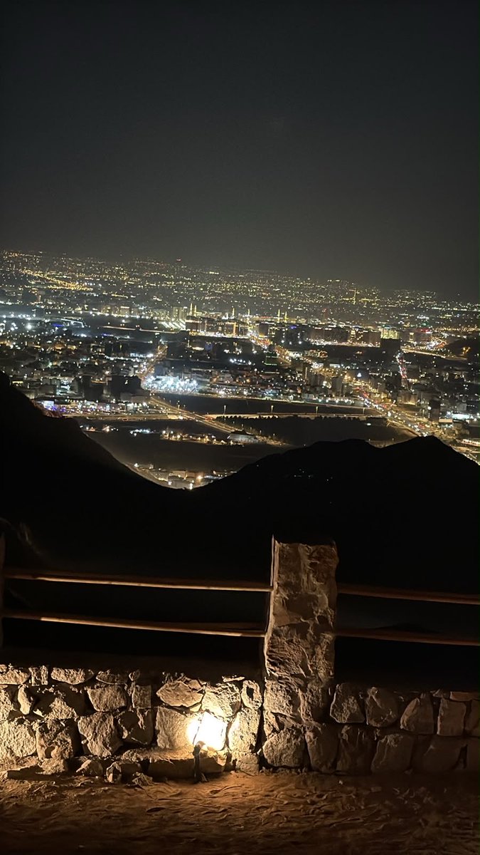 dr_khalidalsaud's tweet photo. قبل قليل .. من على قّمة الجبل المُهيب والطّود العظيم #جبل_أُحد ، الذي نال شرف محبّة نبينا الكريم ﷺ وحنيّنه له ، فقال عنه : { أُحُدٌ جبلٌ يُحِبُّنا ونُحِبُّهُ } .. https://t.co/XR9zCDWvOq