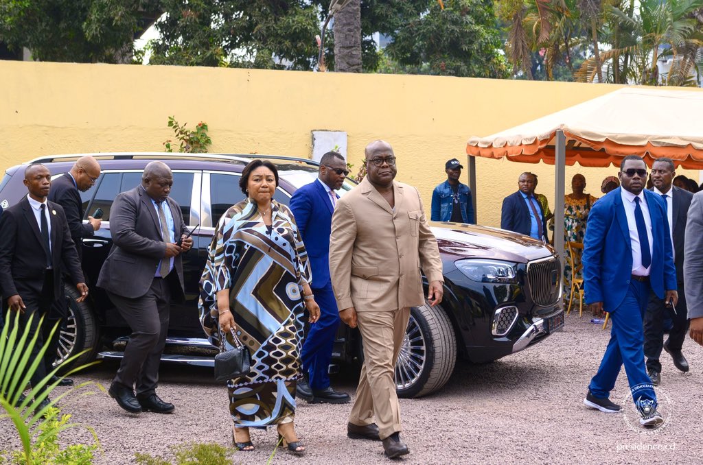 Presidence_RDC's tweet photo. Ce lundi 5 octobre 2026, le Président de la République, Félix-Antoine Tshisekedi Tshilombo, accompagné de la distinguée Première Dame, Denise Nyakeru Tshisekedi, s'est rendu auprès des familles du Lieutenant-Général Lucien-René Likulia Bakumi et du Général Joseph Mutombo Katalay, hauts magistrats militaires disparus dans le crash survenu à Kenge, dans la province du Kwango. 

En présentant leurs condoléances les plus émues aux proches, le Chef de l'État et la Première Dame ont tenu à honorer leur mémoire. Ce geste de compassion s'inscrit dans un élan de solidarité marqué par un deuil national de trois jours en hommage aux 17 victimes de ce drame.