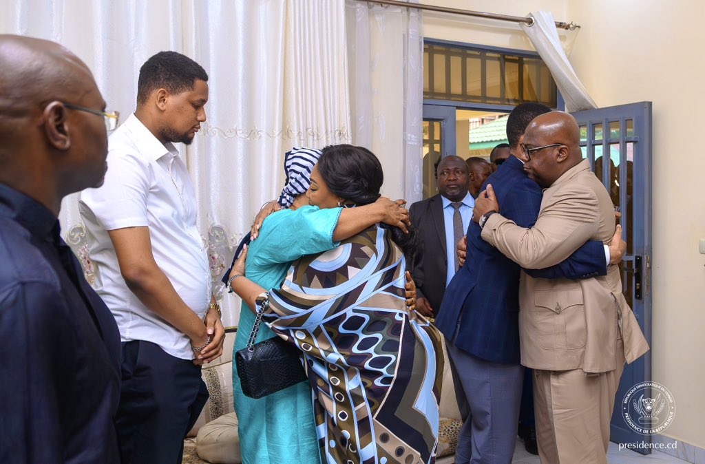 Presidence_RDC's tweet photo. Ce lundi 5 octobre 2026, le Président de la République, Félix-Antoine Tshisekedi Tshilombo, accompagné de la distinguée Première Dame, Denise Nyakeru Tshisekedi, s'est rendu auprès des familles du Lieutenant-Général Lucien-René Likulia Bakumi et du Général Joseph Mutombo Katalay, hauts magistrats militaires disparus dans le crash survenu à Kenge, dans la province du Kwango. 

En présentant leurs condoléances les plus émues aux proches, le Chef de l'État et la Première Dame ont tenu à honorer leur mémoire. Ce geste de compassion s'inscrit dans un élan de solidarité marqué par un deuil national de trois jours en hommage aux 17 victimes de ce drame.