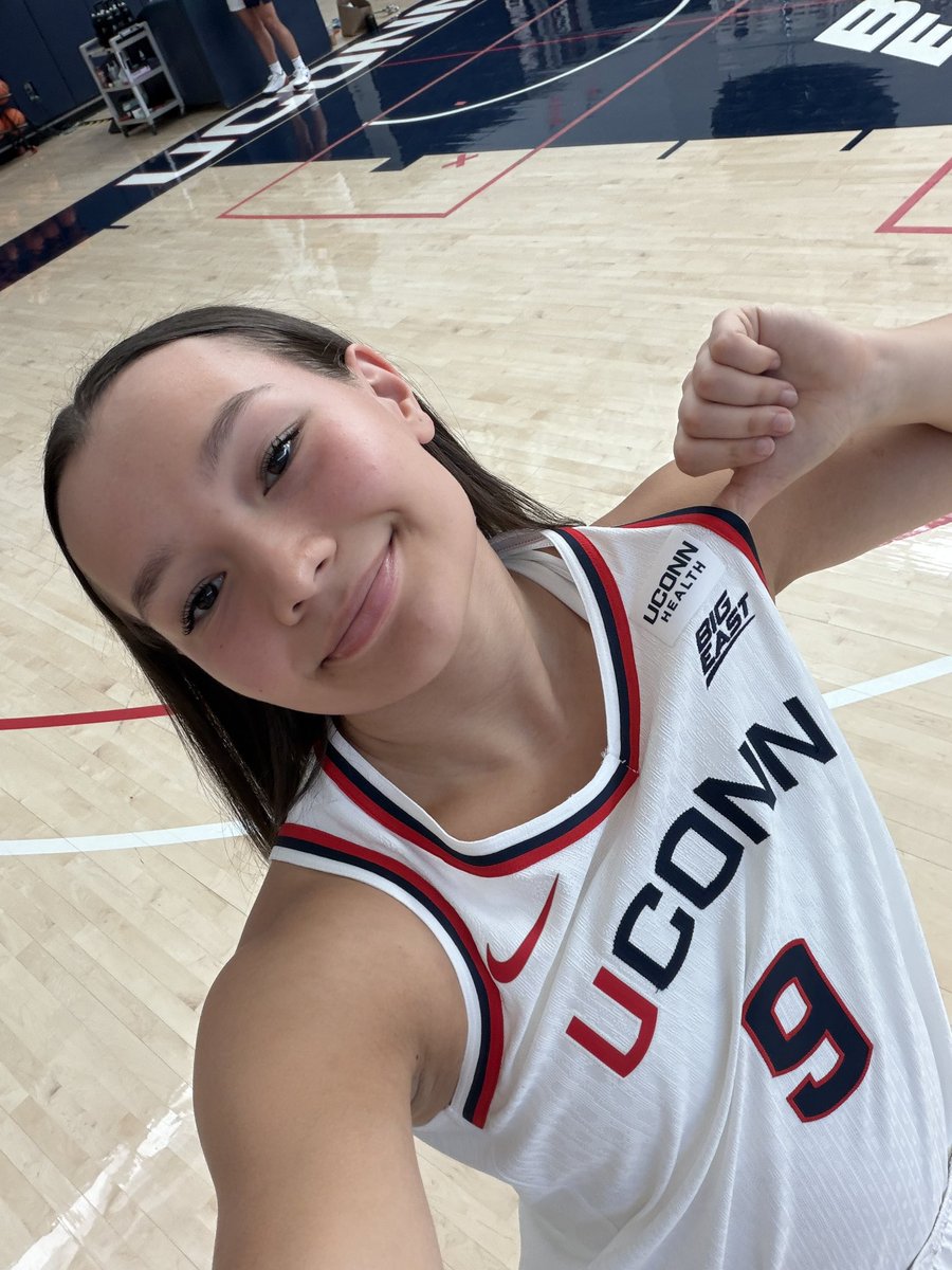 UConnWBB's tweet photo. hey guyssss!!!! happy media day, bow bow bowwwww 😝😝😝

- @Kayleigh_Heckel https://t.co/FaVEcGVrve